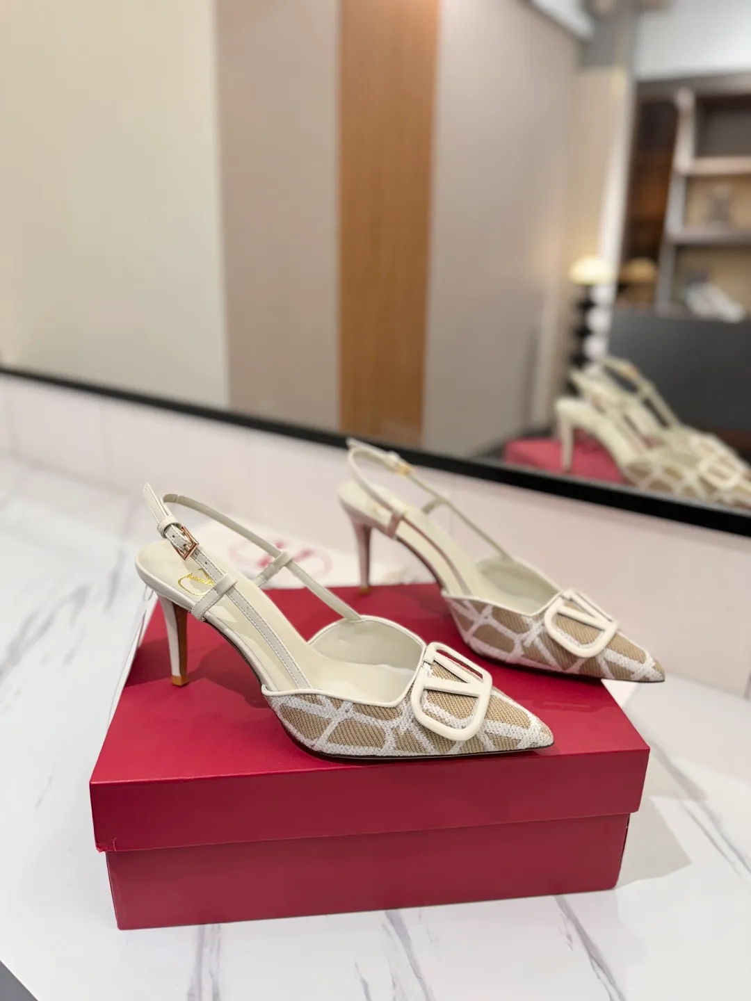 💕💕Factory direct selling price p520💕💕 Valentino VALENTINO's latest Valentino GaravaniV logo sling-back high heels with VLogo Signature decoration - Platinum tone VLogoSignature decoration ♡Elegant style, creating a different feeling! ♡It is an indispensable shoe in your shoe cabinet! ♡Simple temperament style, the highest version on the market♡ ◆ Material: Woolen cloth material◆ ◆ Lining and feet: imported goatskin◆ ◆ Outsole: Italian genuine leather outsole ◆ ◆ Heel height: ❽𝙘𝙢 ◆ ♡ show bdetails ♡ ———————————— ◢size. |35-39 (34.40 41 42 customized)◣